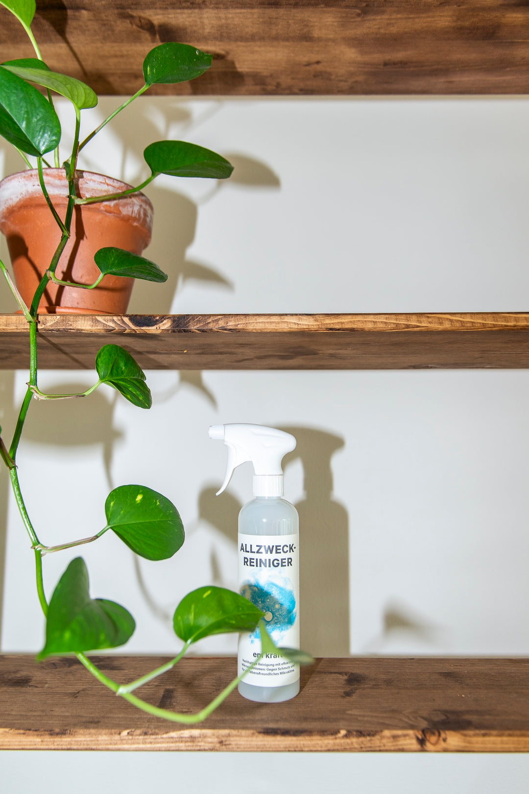 Der biologische em kraft Allzweckreiniger kann im ganzen Haus angewendet werden. Der Universalreiniger auf der Basis von effektiven Mikroorganismen enthält rein natürliche Inhaltsstoffe