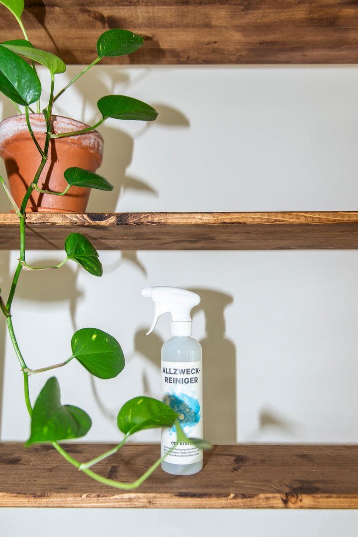 Der biologische em kraft Allzweckreiniger kann im ganzen Haus angewendet werden. Der Universalreiniger auf der Basis von effektiven Mikroorganismen enthält rein natürliche Inhaltsstoffe