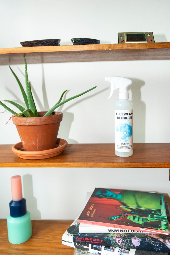 Der biologische em kraft Allzweckreiniger kann im ganzen Haus angewendet werden. Der Universalreiniger auf der Basis von effektiven Mikroorganismen enthält rein natürliche Inhaltsstoffe