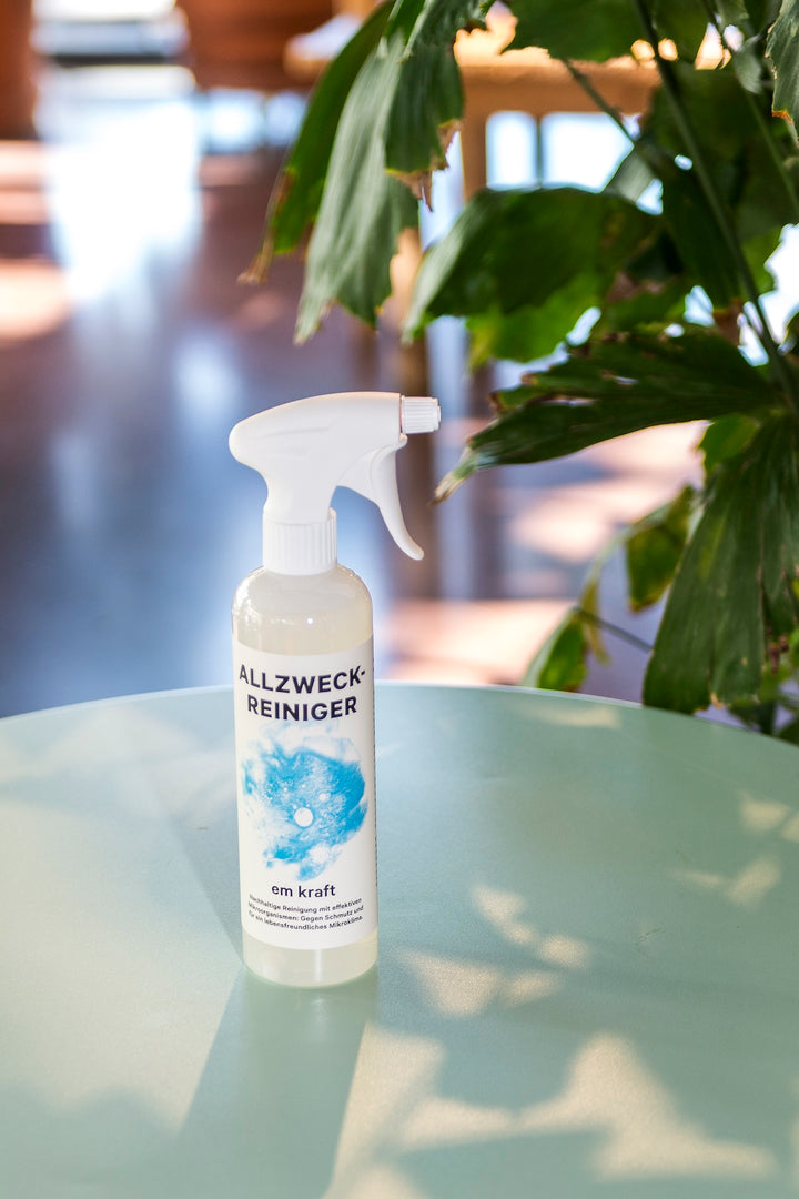 Der biologische em kraft Allzweckreiniger kann im ganzen Haus angewendet werden. Der Universalreiniger auf der Basis von effektiven Mikroorganismen enthält rein natürliche Inhaltsstoffe
