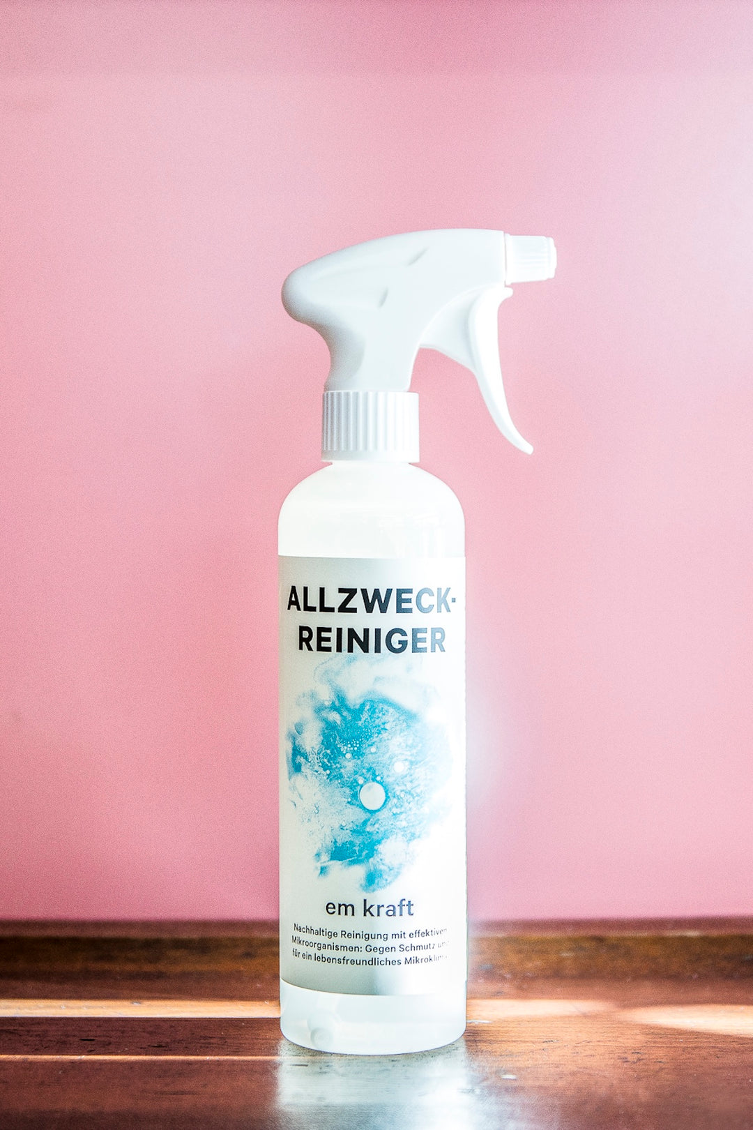 der Allzweck Reiniger mit em effiktiven Mikroorganismen. Das nachfüllbare Spray reinigt effizient auf allen Oberflächen.