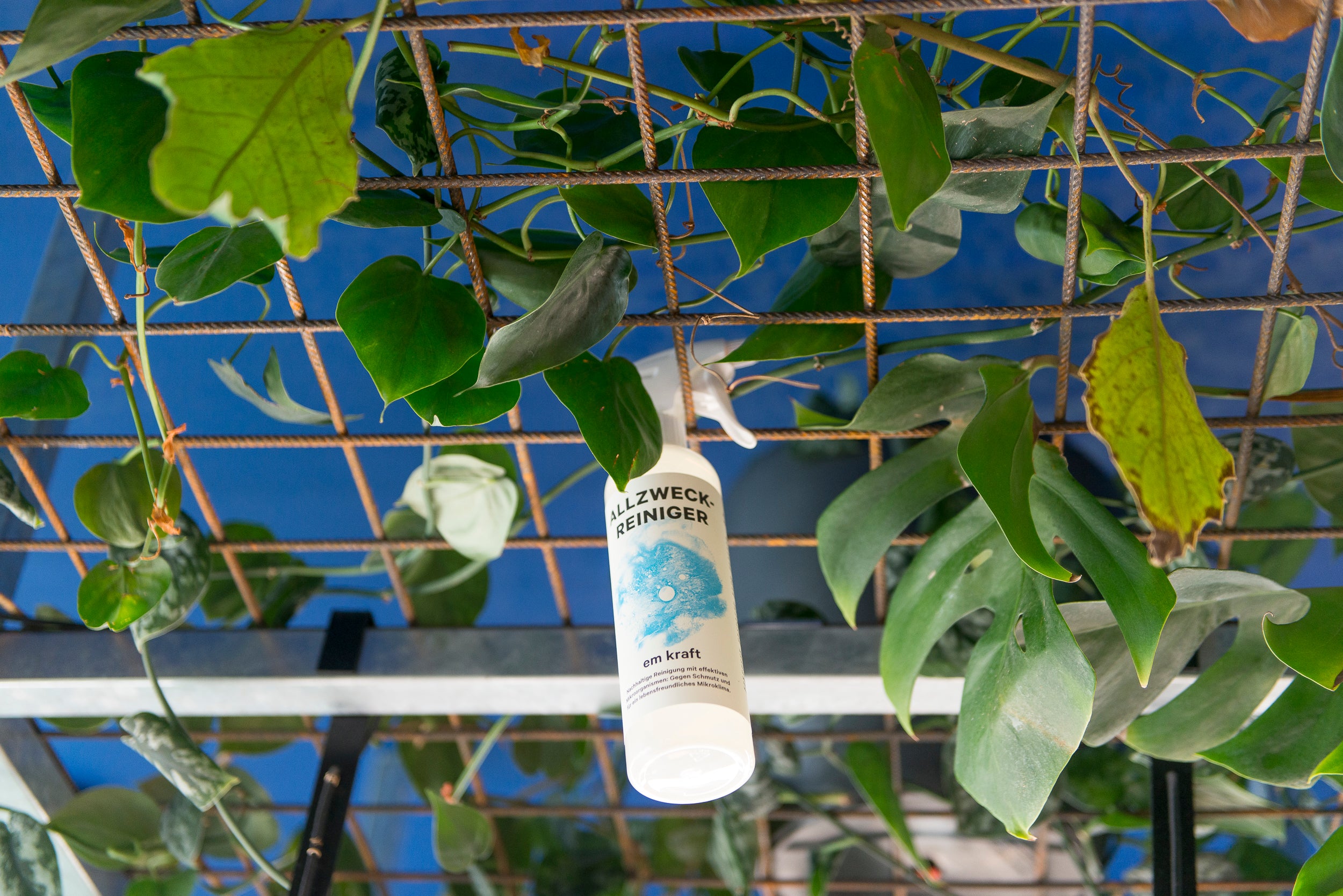 em kraft Allzweckreiniger in der Spray Flasche 500ml. Biologischer und probiotischer Reiniger aus 100% nachwachsenden Rohstoffen Swiss Made