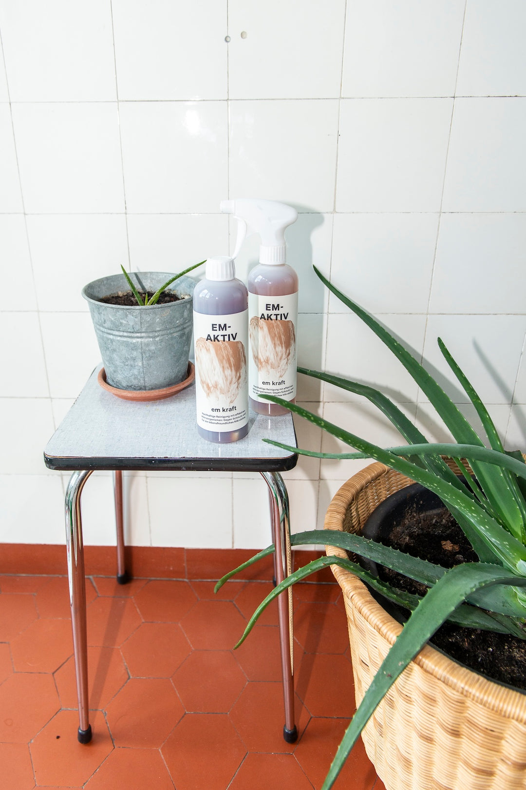 EM-Aktiv stärkt Zimmer- und Balkonpflanzen, unterstützt den Stoffwechsel, Topferde und Kompostierung mit effektiven Mikroorganismen