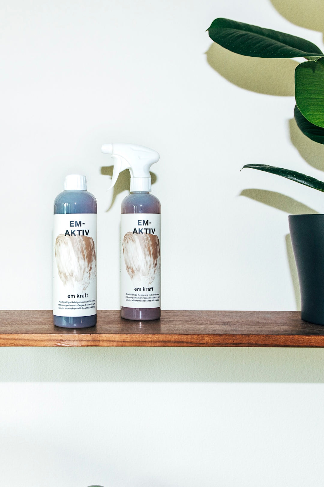 EM-Aktiv stärkt Zimmer- und Balkonpflanzen, unterstützt den Stoffwechsel, Topferde und Kompostierung mit effektiven Mikroorganismen