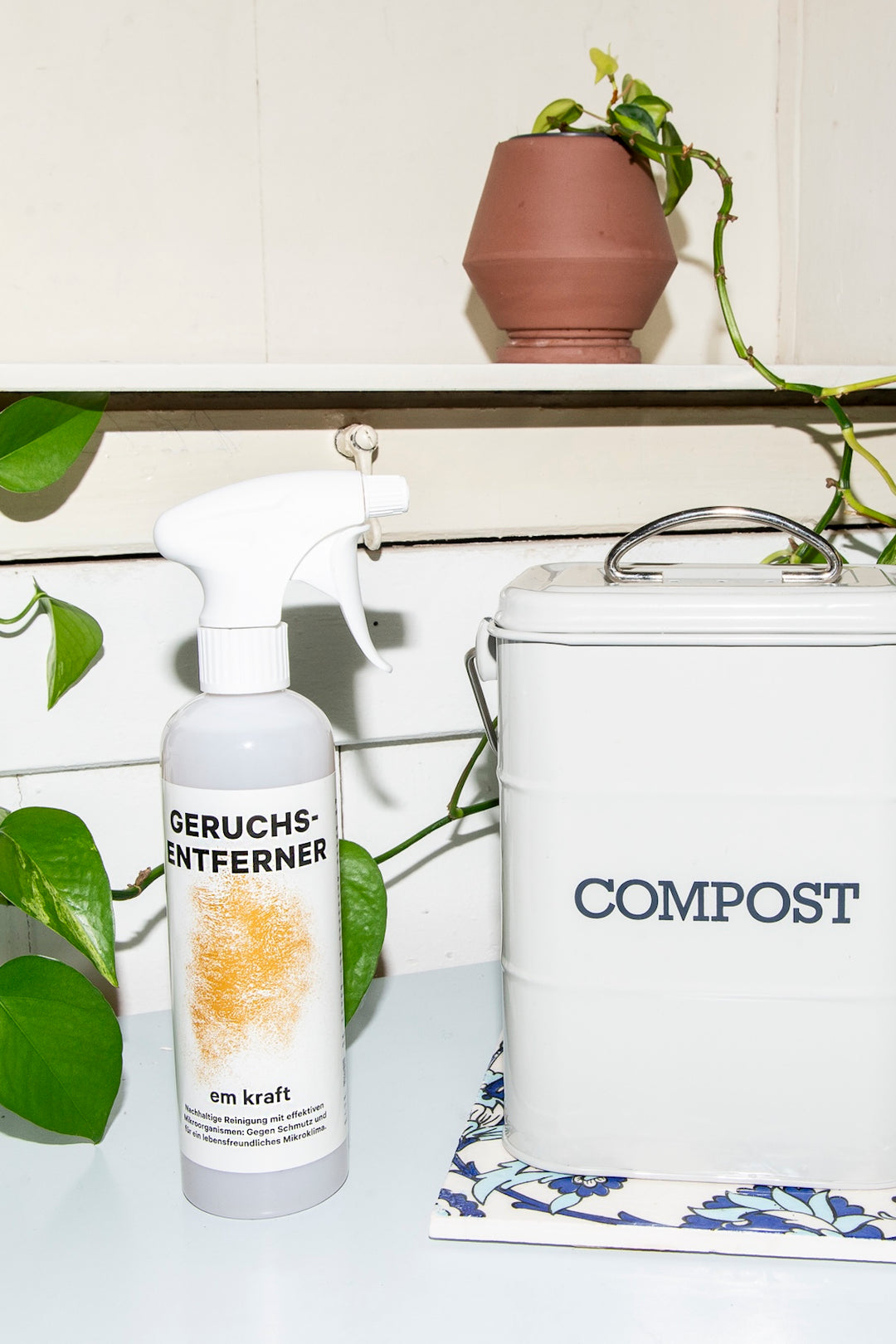 em kraft Geruchsentferner für effektive Neutralisierung unangenehmer Gerüche mit effektiven Mikroorganismen. Zum Beispiel für Kompost, Grünbehälter