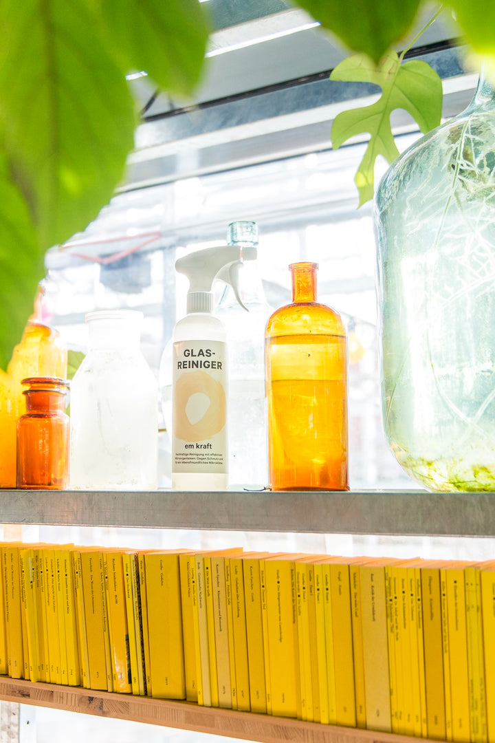 em kraft bio Glasreiniger 500 ml in der Sprühflasche aus Recycling-PET – streifenfreier Reiniger für Glas und Fenster