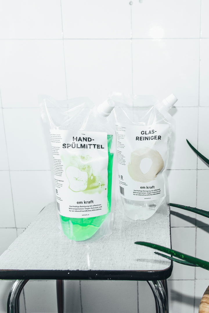 Sanftes und ökologisches Spülmittel für den Abwasch von Geschirr mit natürlichen Fettlösern in der 1l Refill Nachfüllbeutel