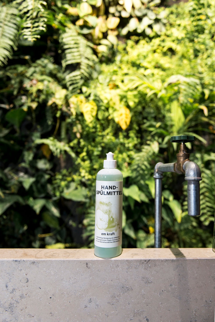Ökologisches Spülmittel für Gläser und Ge­schirr. Entfernt auf natürliche Weise Fett und Schmutz mit hochwirksamen Bio­-Fettlösern und effektiven Mikroorganismen