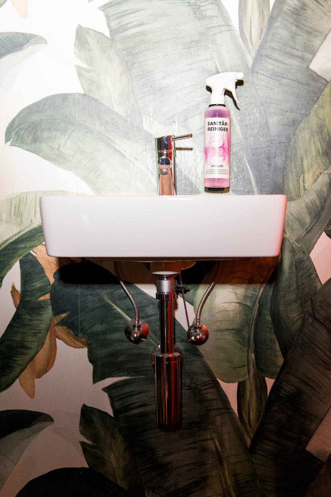 Umweltfreundlicher Sanitärreiniger von em kraft, 500-ml-Sprühflasche für kalkfreie Sauberkeit im Bad und Chromstahl