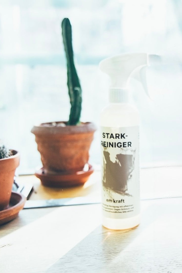 em kraft Fettlöser im Einsatz bei der Entfernung hartnäckiger Verschmutzungen für Küchengeräte wie Backofen, Abzug und Herdplatten