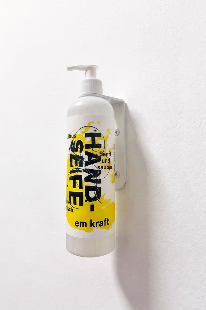 em kraft stilvolle Wandhalterung für den Seifenspender aus Edelstahl. Klares, cleanes Design mit einem Metallwinkel beschichtet weiss oder schwarz